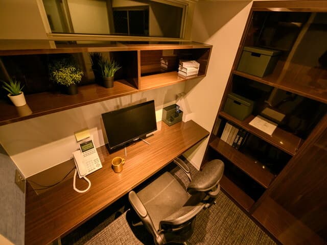 個室_シックな雰囲気を持つ個室で、集中力を高めてくれます。