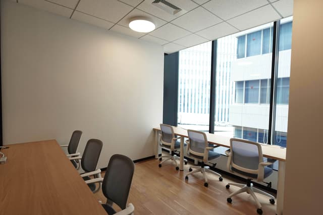 完全個室で全部屋窓付き、天井も高いので開放感がある執務スペースになっています。