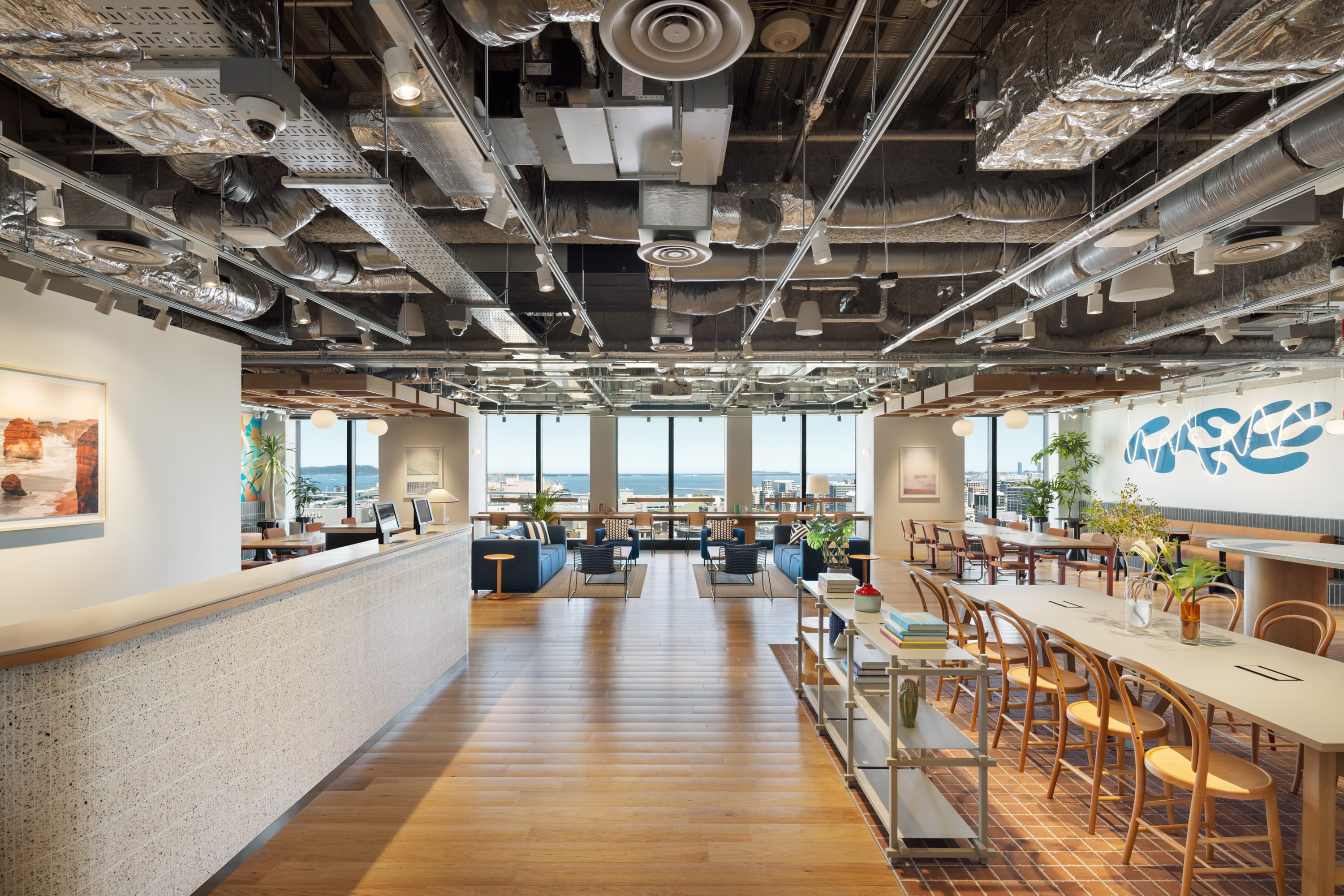 共有部_ラウンジ。広くて開放的なラウンジです。© WeWork