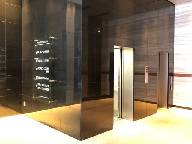 エントランス_高級感のあるエントランスです
