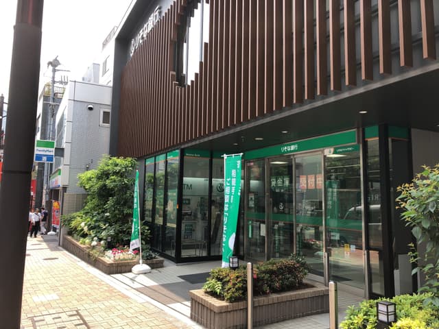 周辺の銀行_徒歩1分ほどのところに、りそな銀行神楽坂支店があります。ご自身で手続きされることが多いスタートアップのお客様には特に嬉しい立地です。