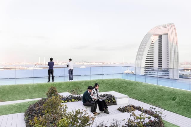 共用部_テラス。ビル周辺の緑地や湾岸エリアを一眸する事が出来ます©WeWork※画像はイメージです。