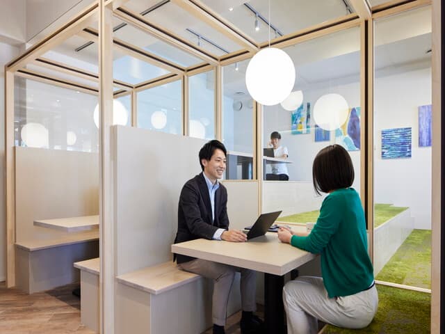 共用部_ラウンジミーティングスペース。軽い打ち合わせなどに最適なスペースです。無料予約不要。