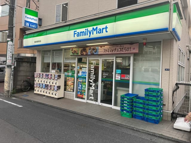 近隣のコンビニ_ファミリーマート 南新宿駅前店(徒歩1分)