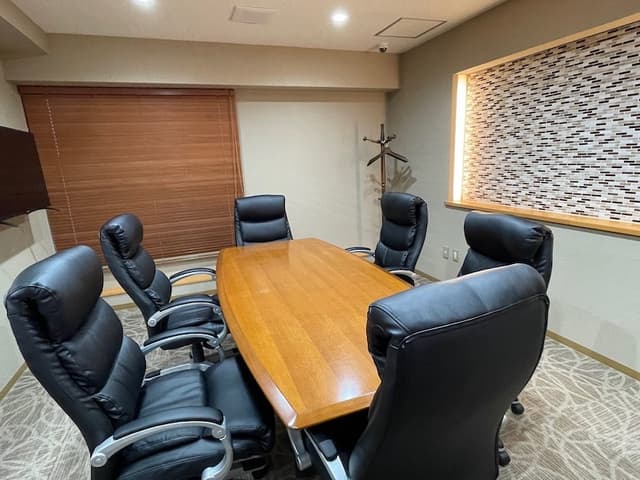 共用部_会議室。予約制の会議室となっており、常設の43型大型モニタにてWEB会議なども開催可能です。