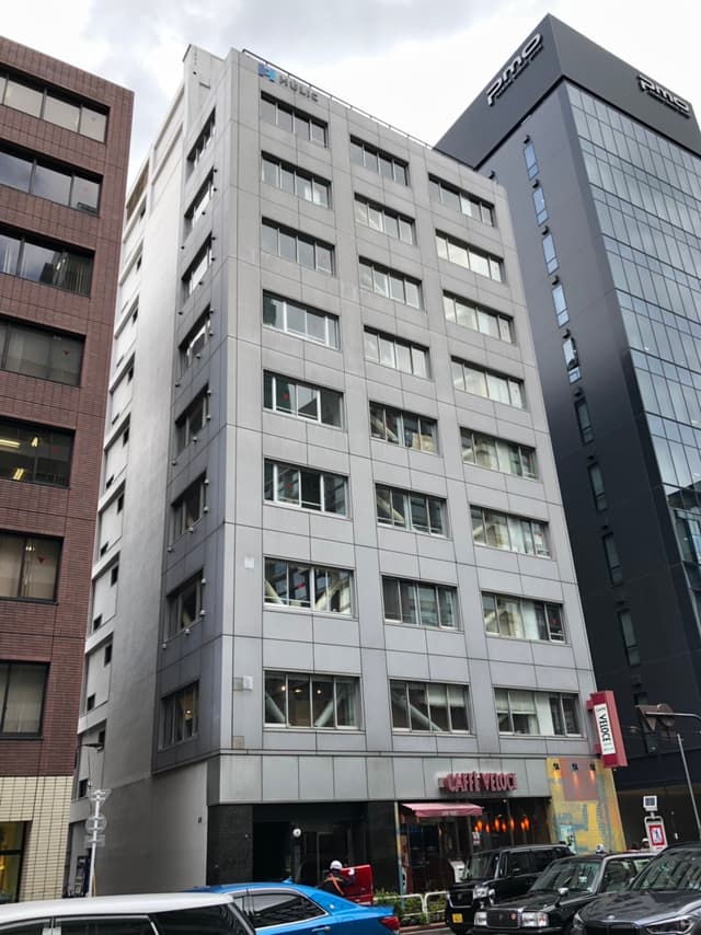 外観_グレーを基調としたシンプルなデザインの外観です。丁寧に管理されており、掃除も行き届いています。