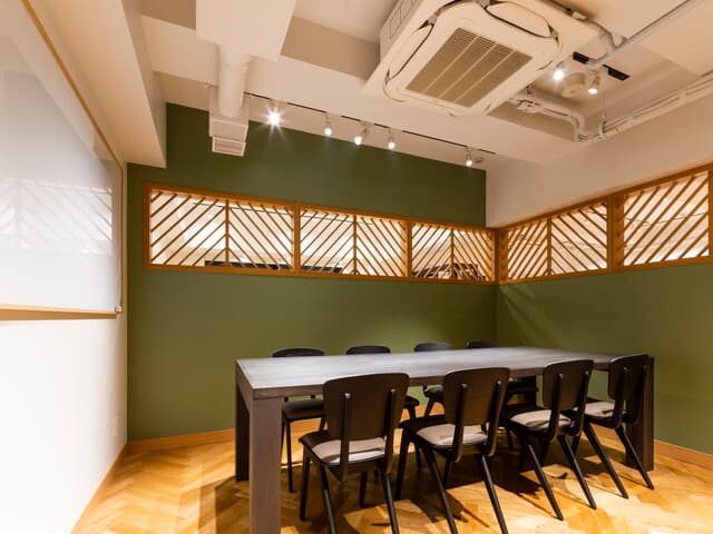 共用部_会議室。6階にある8名まで利用可能な会議室です。