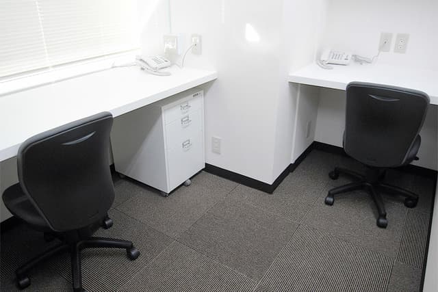 ブース_家具類が備え付けなので身一つでオフィスに入居する事が可能です