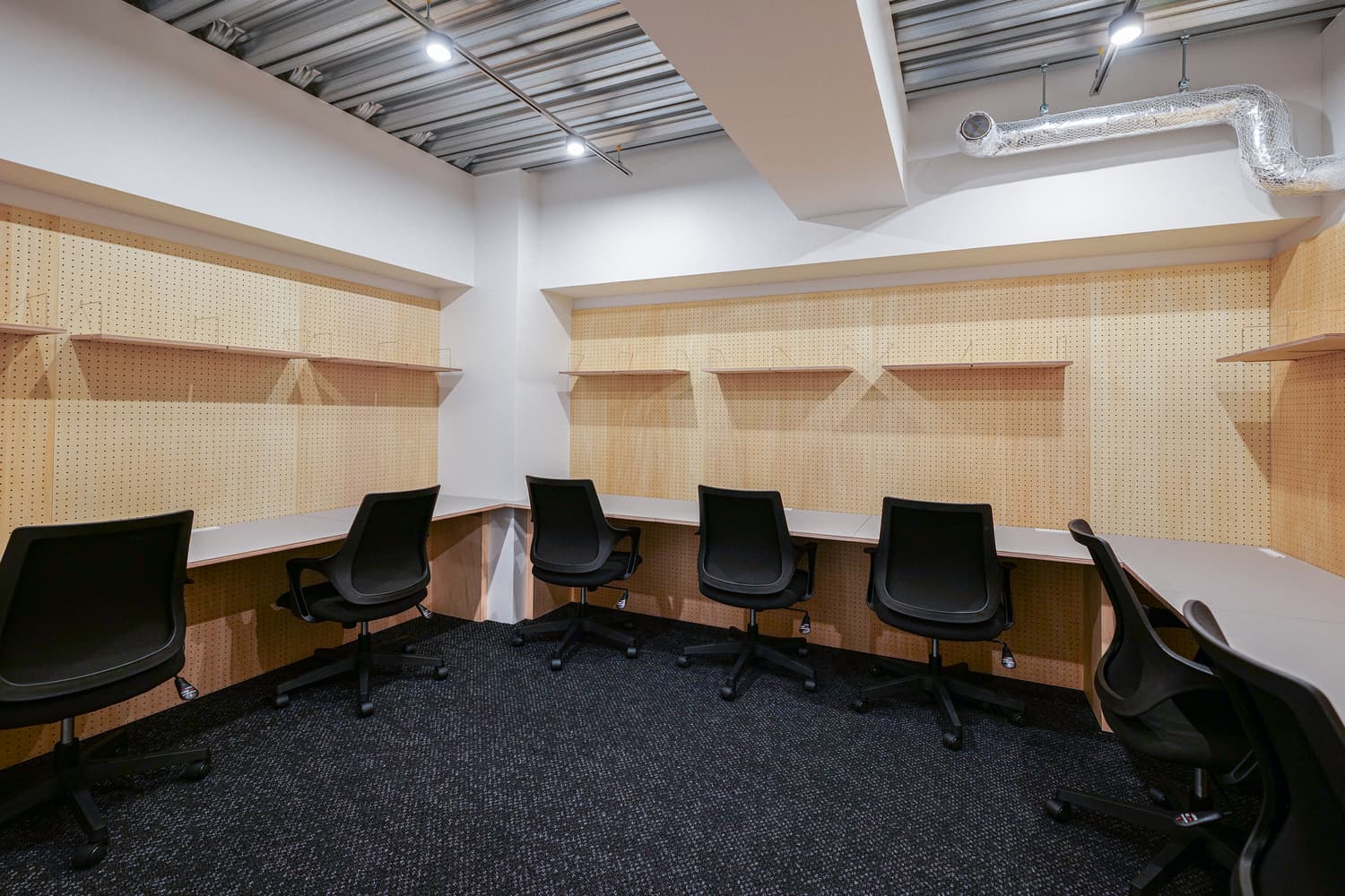 専有部_個室。家具付き、インターネット環境が整っています。