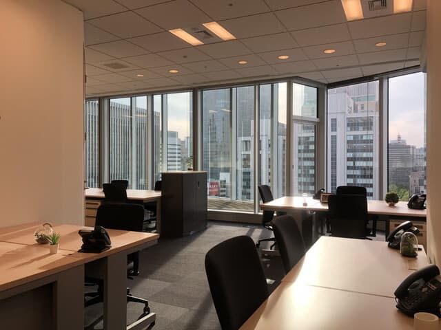 個室_デスクとチェアがお部屋に備え付けられています。スムーズな入居が可能です。