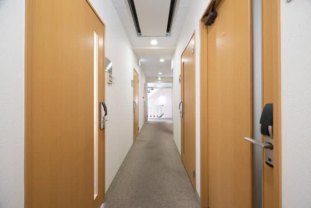 共用部_廊下。各個室は電子錠で施錠でき、セキュリティ面でも安心です。