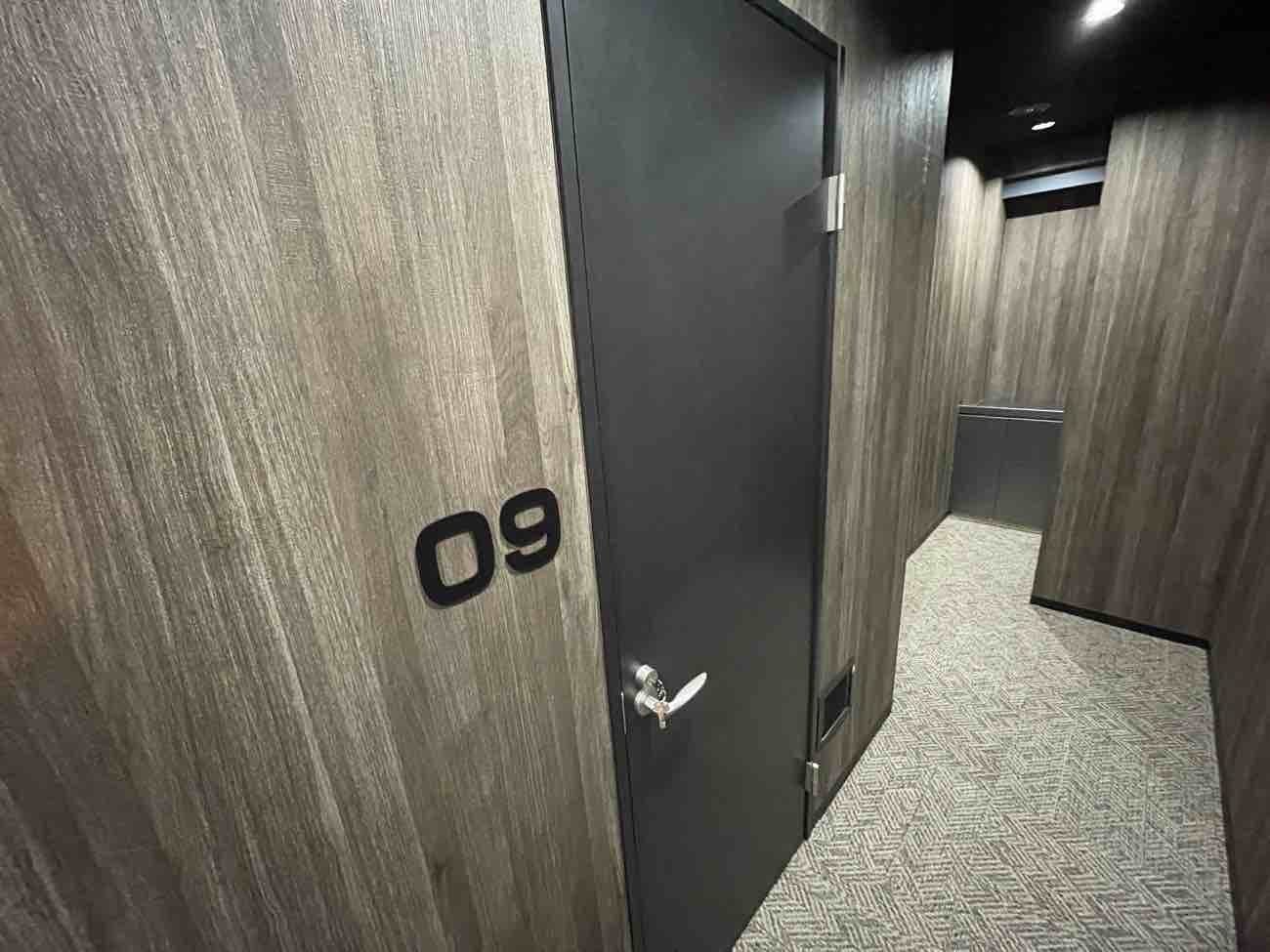 内観_9号室扉