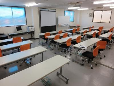 個室_備え付けのホワイトボードやスクリーンがあります。約48名でのご利用が可能です。©️kasegroup