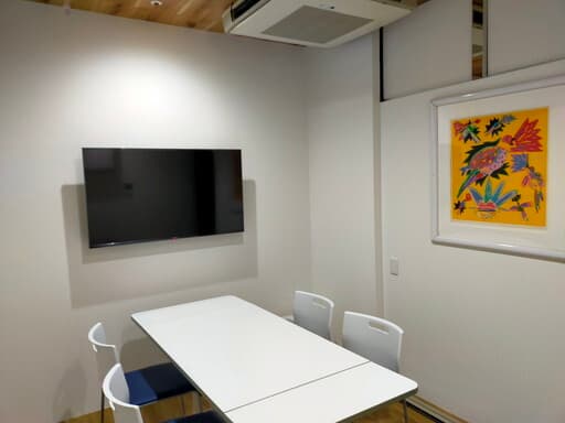 共用部_会議室。少人数利用のモニター付き会議室です。