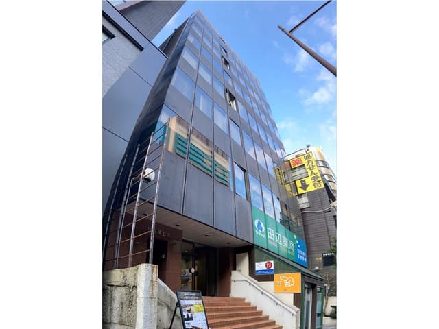 外観_築地市場駅から徒歩5分の場所にあります。