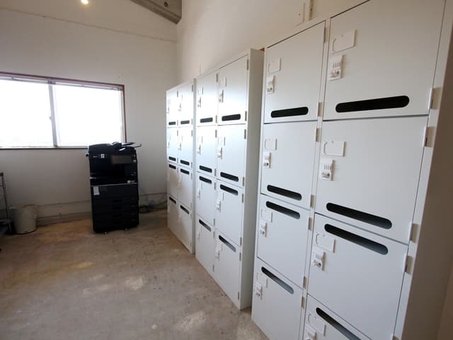 設備_ロッカー。オフィスには鍵付きのロッカーが備え付けられています。