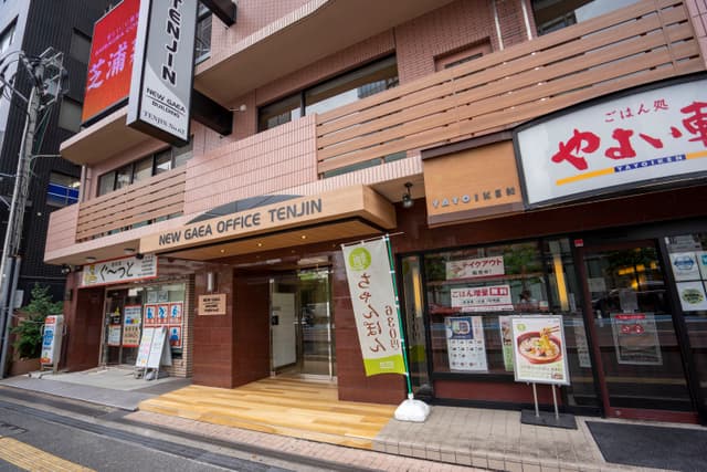 ビル外観。渡辺通駅から徒歩3分、薬院駅から徒歩5分の場所にあります。