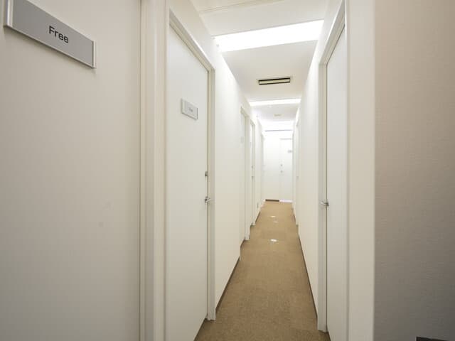 共用部_通路。白を基調としたシンプルな内装で、落ち着いた雰囲気を創出しています。
