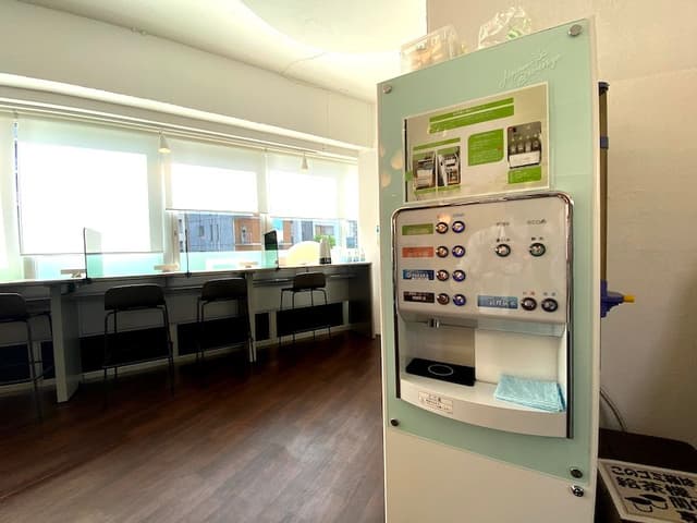 設備_給茶機。お茶以外にもコーヒーやお水をご利用いただけます。