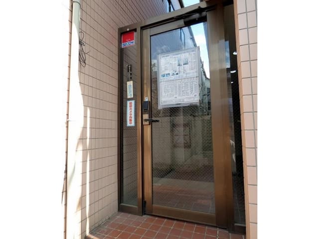 外観_エントランス。カードキーでの入退出システムになっています。