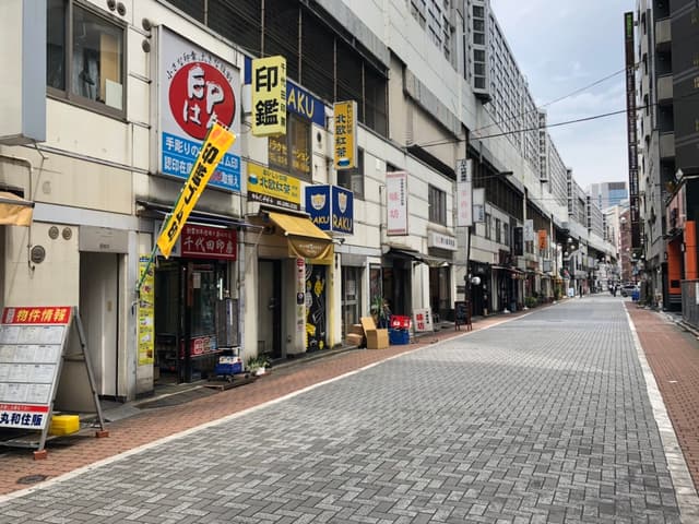 周辺情報_神田駅周辺には昔ながらの居酒屋や飲食店が多く立ち並んでいます。