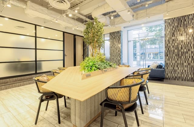 Screenshot_20221011-15460フリー席_緑もあり明るい雰囲気のフリー席エリアです。その日の気分に合わせて席を選ぶことができます。8_Send_Anywhere