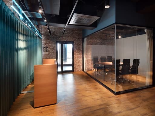 外観_受付。ビルの9階に当施設がございます。