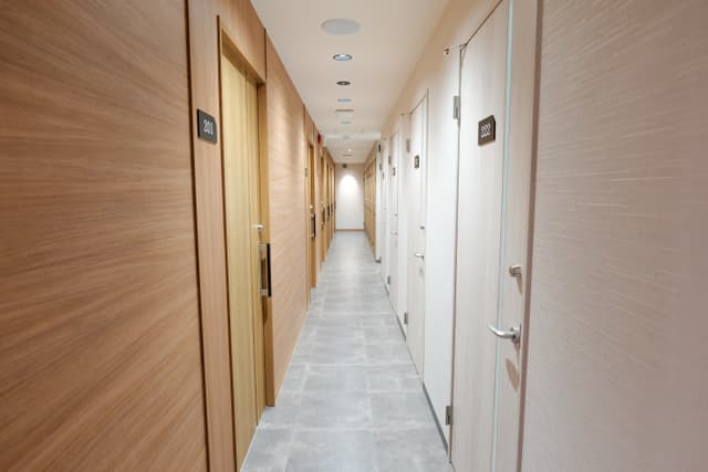 共用部_廊下。各室とも施錠可能な完全個室です。