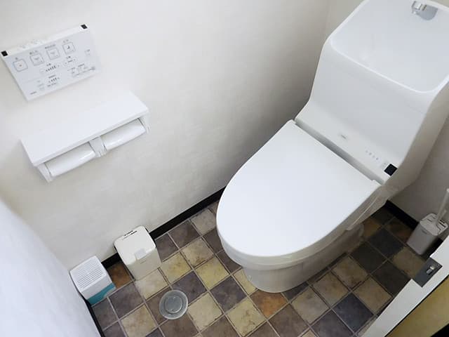 内観_ウォシュレット付きのトイレです。床のタイルもおしゃれで、清潔です。