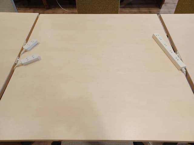 オープンスペース_各席にコンセントが設備されています