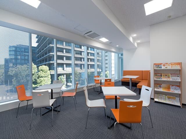 共用部_オープンラウンジ。緑あふれる景色を眺めることができます。