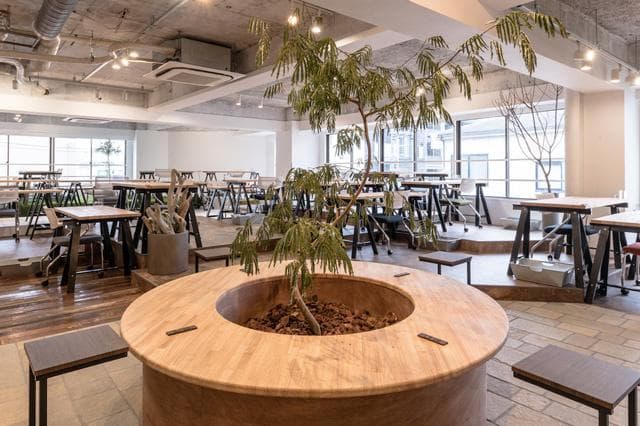 はじまりの広場_丸形のベンチが特徴的なスペース、床には本物の石畳を採用するなど細部までこだわり抜かれたデザインです