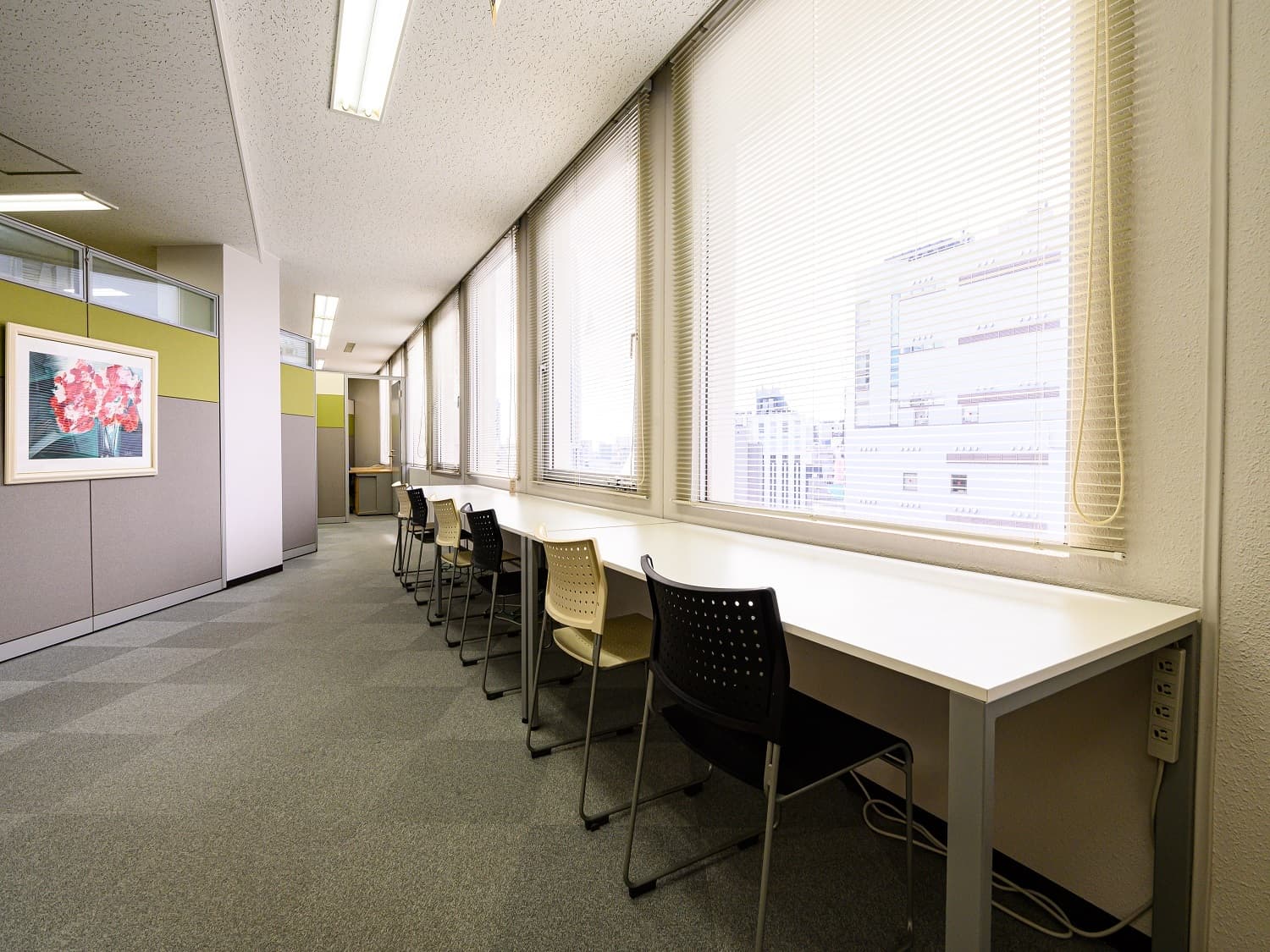 共用部_フリースペース。窓際のスペースもあり、気分を変えて作業を行うことも可能です。