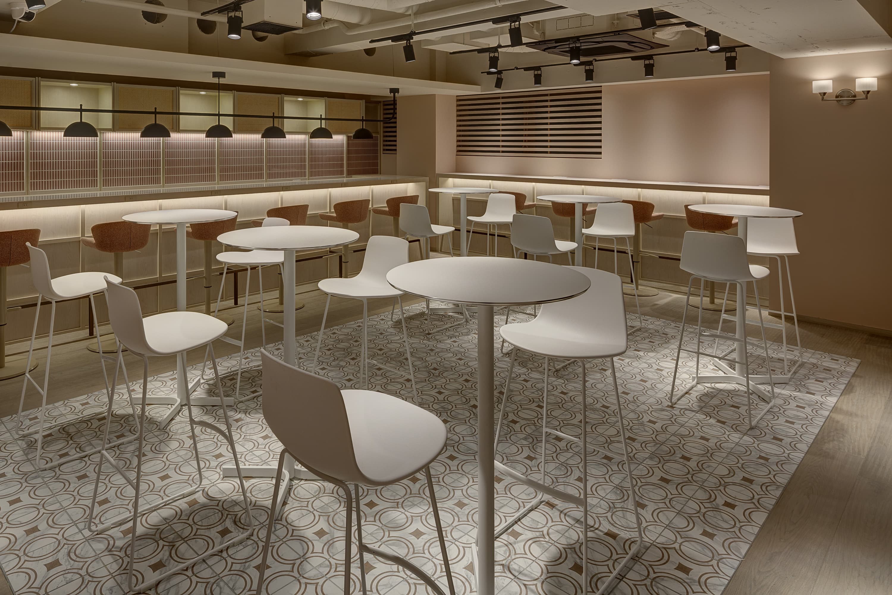 WEBやTELミーティングはラウンジエリアで