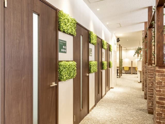 共用部_オフィス内装には森の中をイメージしたデザインが施されています。©bizcomfort