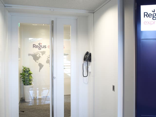 エントランス_しっかりとしたセキュリティのエントランスです。バイリンガルの受付も常駐しています。©Regus