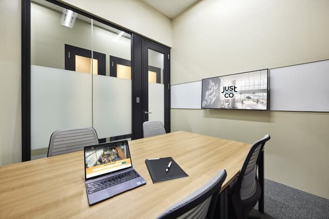 個室_4名用のオフィスです。ホワイトボードやテレビモニターもご利用できます。
