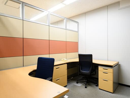 個室_デスク、チェア、キャビネットが標準設備として用意されています。