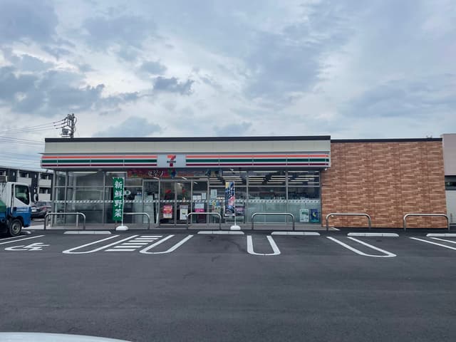 近隣のコンビニ_セブンイレブン 本庄東台5丁目店(徒歩9分)