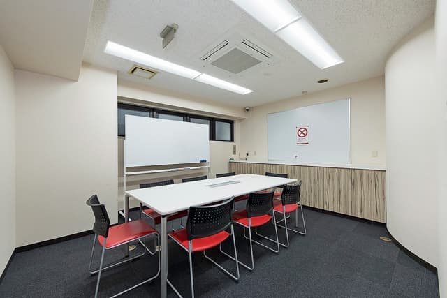 会議室A。2階に会議室があるため来客者様を受付からそのまま案内することが出来ます。