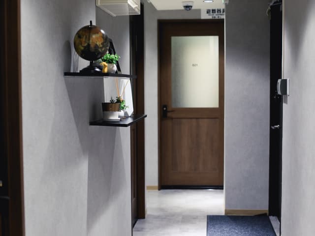 共用部_廊下。モダンなデザインのオフィス空間です。