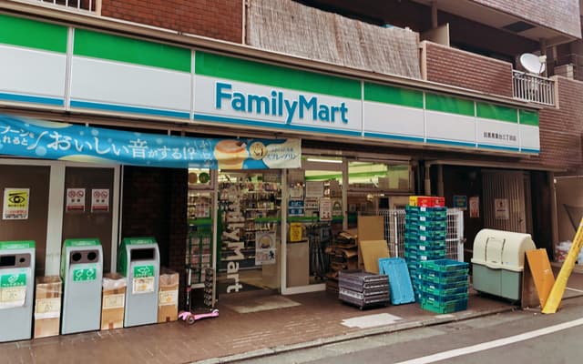 近隣のコンビニ_ファミリーマート 目黒青葉台三丁目店 (徒歩2分)