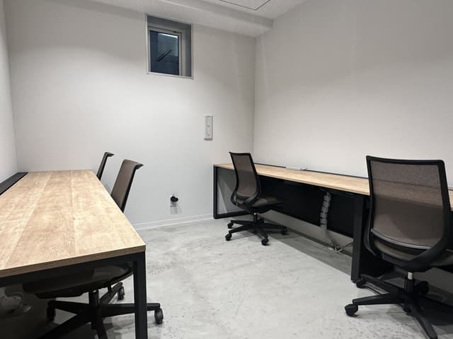 専有部_個室。自然光が入る、窓付きとなっています。