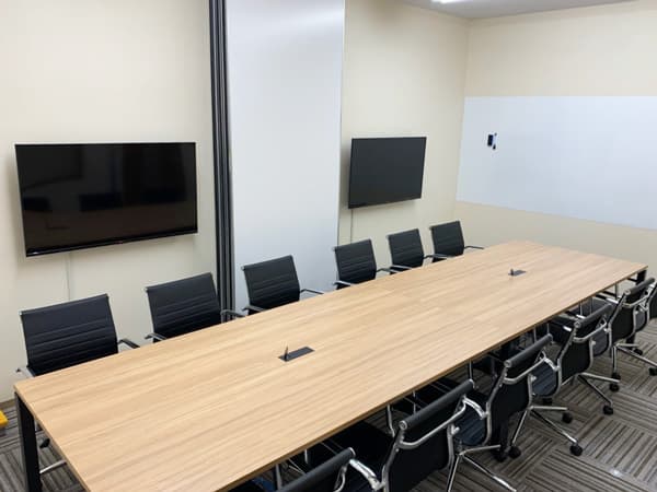 共用部_会議室。最大で12名までご利用できる会議室(有料)です。