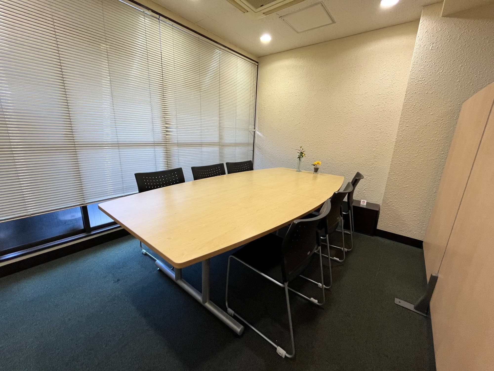共用部_会議室。1日1時間無料で利用可能です。(6名用)