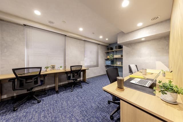 個室。家具付きのお部屋です。©bizcomfort