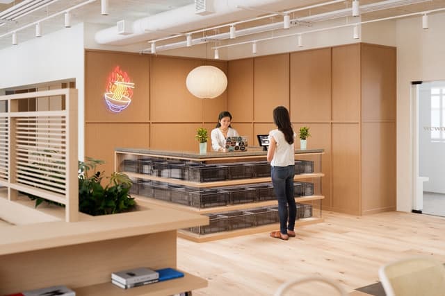 外観_受付です。サポートスタッフが常駐しているので来客対応も安心です©WeWork