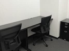 個室_電源やLAN端子といった必要不可欠な準備はされており、すぐに業務を開始できます。