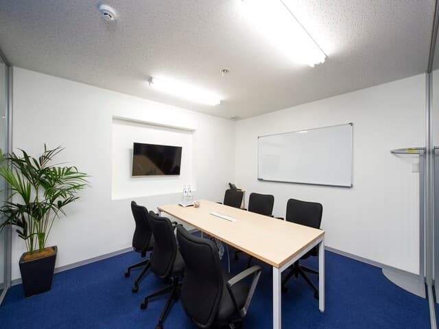 共用部_会議室。ホワイトボードやモニターの利用も可能です。