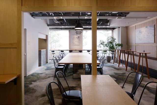 共有部_大きな窓が特徴的で日当たりが良い空間です。